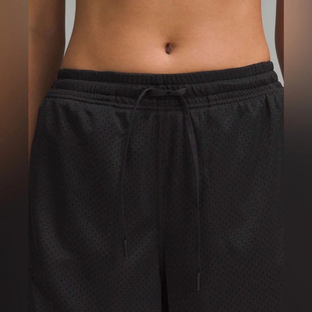 NWT Lululemon Relaxed Fit Mesh Training 8” Shorts Pockets Black Size 6 - Picture 4 of 11